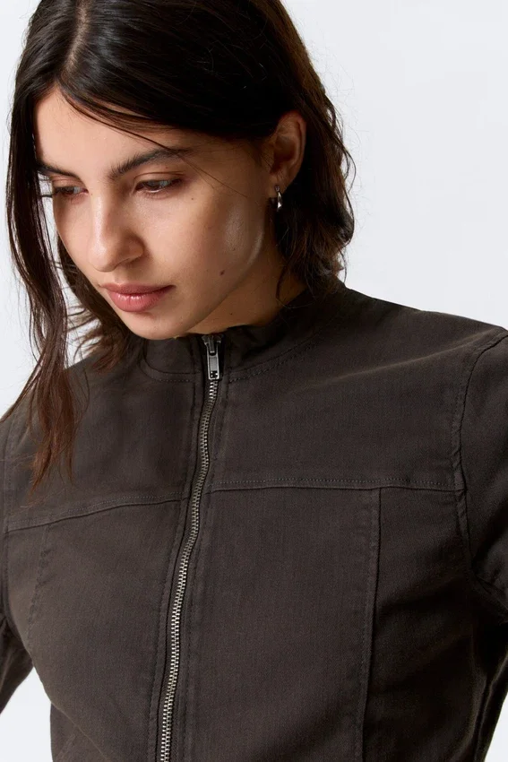 Chaqueta entallada con cremallera de algodón Genevieve – Gris oscuro Chaqueta entallada con cremallera de algodón Genevieve – Gris oscuro