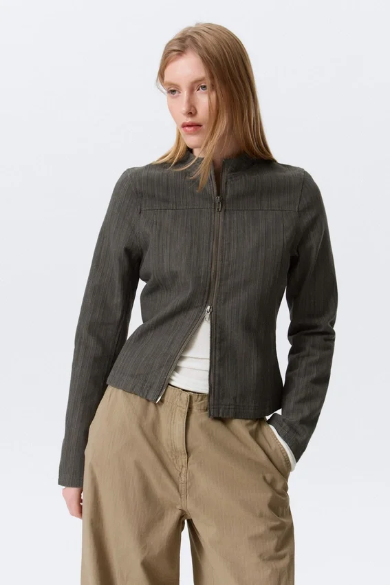 Chaqueta entallada con cremallera de algodón Genevieve – Gris oscuro Chaqueta entallada con cremallera de algodón Genevieve – Gris oscuro