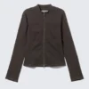 Chaqueta entallada con cremallera de algodón Genevieve – Gris oscuro Chaqueta entallada con cremallera de algodón Genevieve – Gris oscuro