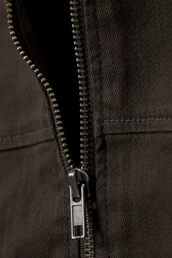 Chaqueta entallada con cremallera de algodón Genevieve – Gris oscuro Chaqueta entallada con cremallera de algodón Genevieve – Gris oscuro