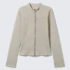 Chaqueta entallada de algodón con cremallera Genevieve – Beige claro Chaqueta entallada de algodón con cremallera Genevieve – Beige claro