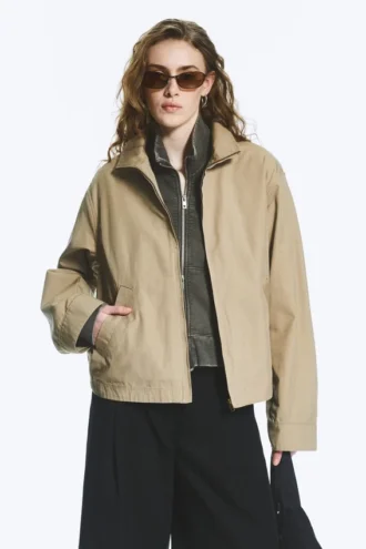 Chaqueta holgada de algodón con cuello de embudo – Beige