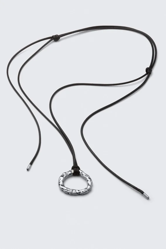 Collar con colgante de cordón – Plata – Cordón negro Collar con colgante de cordón – Plata – Cordón negro