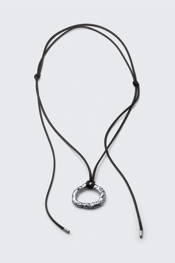 Collar con colgante de cordón – Plata – Cordón negro Collar con colgante de cordón – Plata – Cordón negro