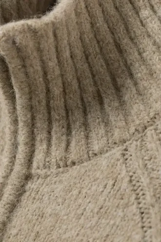 Cárdigan ajustado de punto suave con cremallera – Beige jaspeado