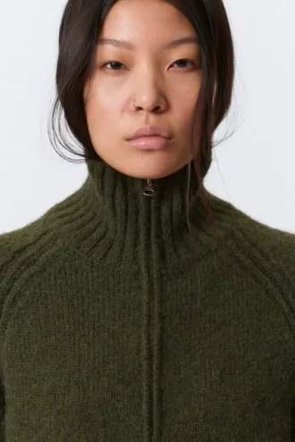 Cárdigan ajustado de punto suave con cremallera – Verde musgo oscuro