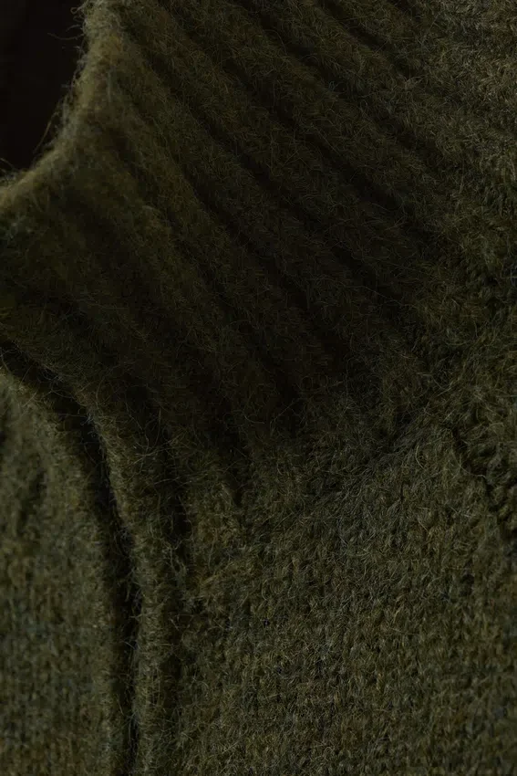 Cárdigan ajustado de punto suave con cremallera – Verde musgo oscuro Cárdigan ajustado de punto suave con cremallera – Verde musgo oscuro