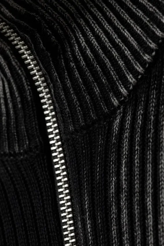 Cárdigan con cremallera de punto elástico Taiki – Rayas bicolores en negro y gris Cárdigan con cremallera de punto elástico Taiki – Rayas bicolores en negro y gris