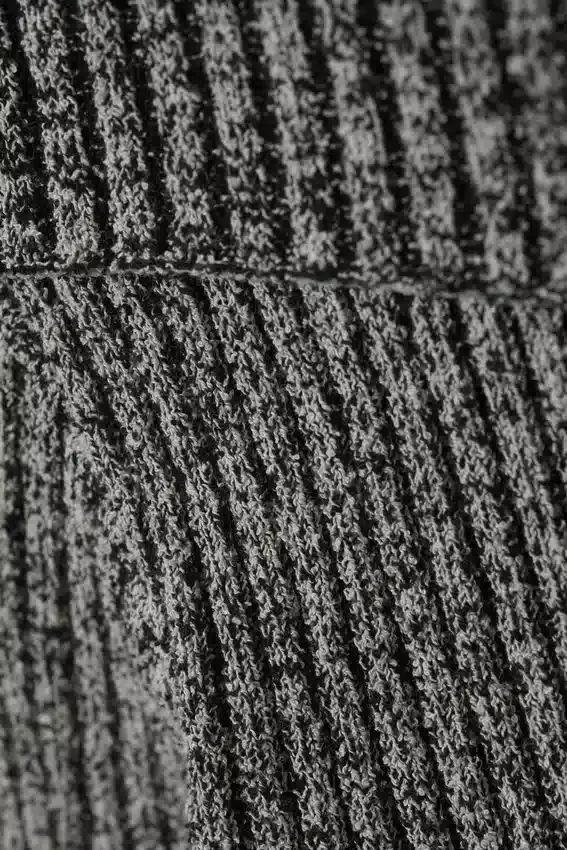 Cárdigan con cremallera y hombros al aire Vanna – Gris bicolor Cárdigan con cremallera y hombros al aire Vanna – Gris bicolor
