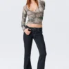 Cárdigan de malla ajustado con fruncidos y manga larga – Beige/Gris – Estampado de piel de serpiente Cárdigan de malla ajustado con fruncidos y manga larga – Beige/Gris – Estampado de piel de serpiente