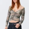 Cárdigan de malla ajustado con fruncidos y manga larga – Beige/Gris – Estampado de piel de serpiente Cárdigan de malla ajustado con fruncidos y manga larga – Beige/Gris – Estampado de piel de serpiente