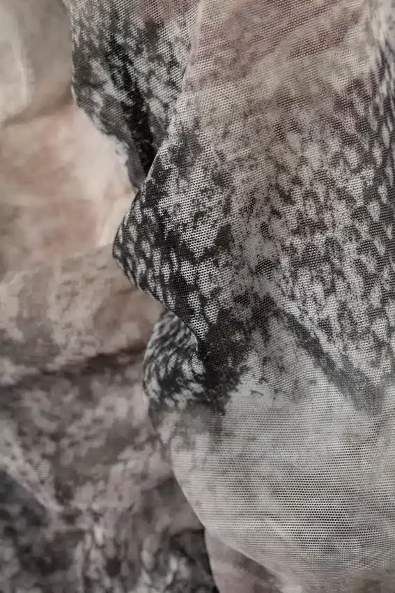 Cárdigan de malla ajustado con fruncidos y manga larga – Beige/Gris – Estampado de piel de serpiente Cárdigan de malla ajustado con fruncidos y manga larga – Beige/Gris – Estampado de piel de serpiente