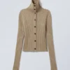 Cárdigan de punto ajustado con cuello alto – Beige empolvado Cárdigan de punto ajustado con cuello alto – Beige empolvado