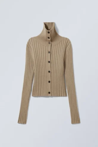Cárdigan de punto ajustado con cuello alto – Beige empolvado Cárdigan de punto ajustado con cuello alto – Beige empolvado