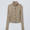 Cárdigan de punto ajustado con cuello alto – Beige empolvado Cárdigan de punto ajustado con cuello alto – Beige empolvado