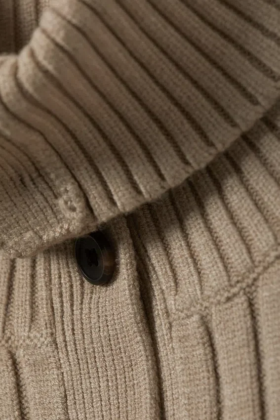 Cárdigan de punto ajustado con cuello alto – Beige empolvado Cárdigan de punto ajustado con cuello alto – Beige empolvado