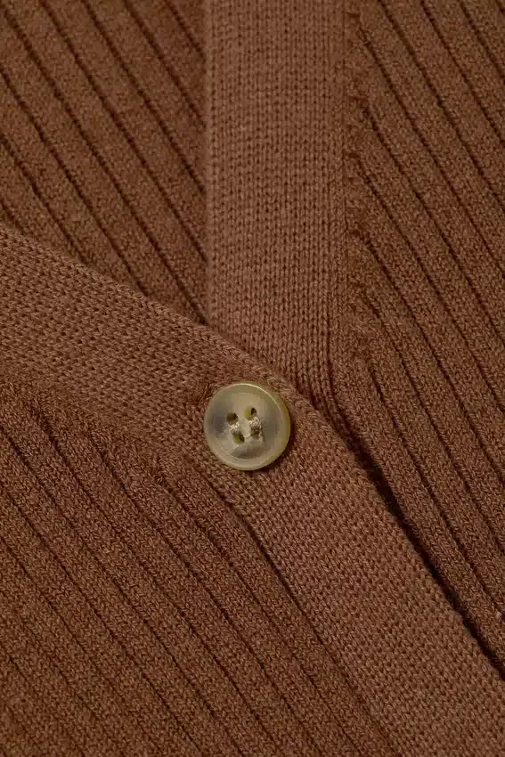 Cárdigan de punto con cuello en V – Marrón oscuro Cárdigan de punto con cuello en V – Marrón oscuro