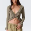 Cárdigan de punto con volantes y cuello en V de Yulia B – Verde caqui apagado Cárdigan de punto con volantes y cuello en V de Yulia B – Verde caqui apagado