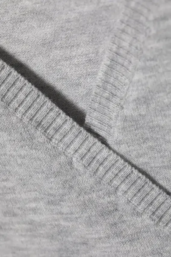 Cárdigan de punto cruzado con cuello en V – Gris jaspeado Cárdigan de punto cruzado con cuello en V – Gris jaspeado