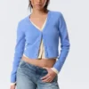 Cárdigan de punto de doble capa con cuello en V – Azul/Blanco roto Cárdigan de punto de doble capa con cuello en V – Azul/Blanco roto