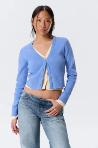 Cárdigan de punto de doble capa con cuello en V – Azul/Blanco roto Cárdigan de punto de doble capa con cuello en V – Azul/Blanco roto