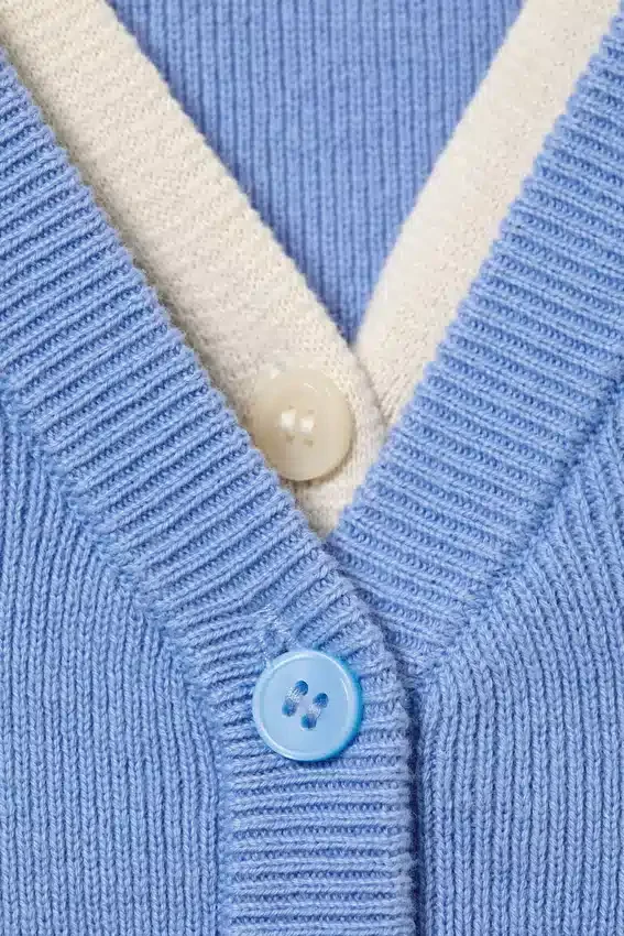 Cárdigan de punto de doble capa con cuello en V – Azul/Blanco roto Cárdigan de punto de doble capa con cuello en V – Azul/Blanco roto