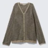 Cárdigan de punto holgado con cuello en V – Beige – Rayas negras Cárdigan de punto holgado con cuello en V – Beige – Rayas negras