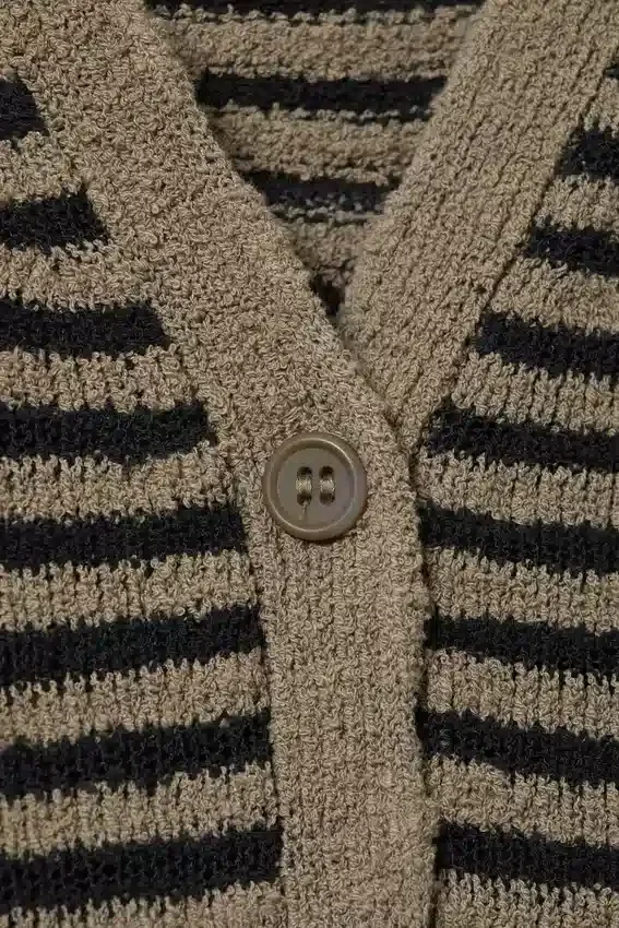 Cárdigan de punto holgado con cuello en V – Beige – Rayas negras Cárdigan de punto holgado con cuello en V – Beige – Rayas negras