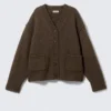 Cárdigan de punto holgado con cuello en V – Marrón oscuro jaspeado Cárdigan de punto holgado con cuello en V – Marrón oscuro jaspeado