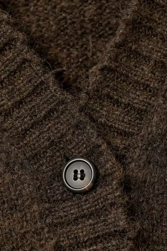 Cárdigan de punto holgado con cuello en V – Marrón oscuro jaspeado Cárdigan de punto holgado con cuello en V – Marrón oscuro jaspeado