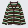 Cárdigan de punto suave con cuello en V – Rayas ciruela/verde/beige Cárdigan de punto suave con cuello en V – Rayas ciruela/verde/beige