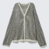 Cárdigan de punto suelto con cuello en V – Rayas blancas y gris oscuro Cárdigan de punto suelto con cuello en V – Rayas blancas y gris oscuro