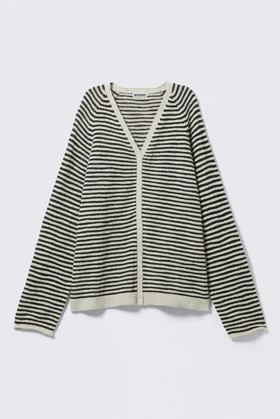 Cárdigan de punto suelto con cuello en V – Rayas blancas y gris oscuro Cárdigan de punto suelto con cuello en V – Rayas blancas y gris oscuro