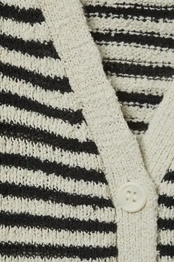 Cárdigan de punto suelto con cuello en V – Rayas blancas y gris oscuro Cárdigan de punto suelto con cuello en V – Rayas blancas y gris oscuro