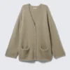 Cárdigan oversize con cuello en V – Beige empolvado Cárdigan oversize con cuello en V – Beige empolvado