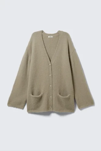 Cárdigan oversize con cuello en V – Beige empolvado Cárdigan oversize con cuello en V – Beige empolvado