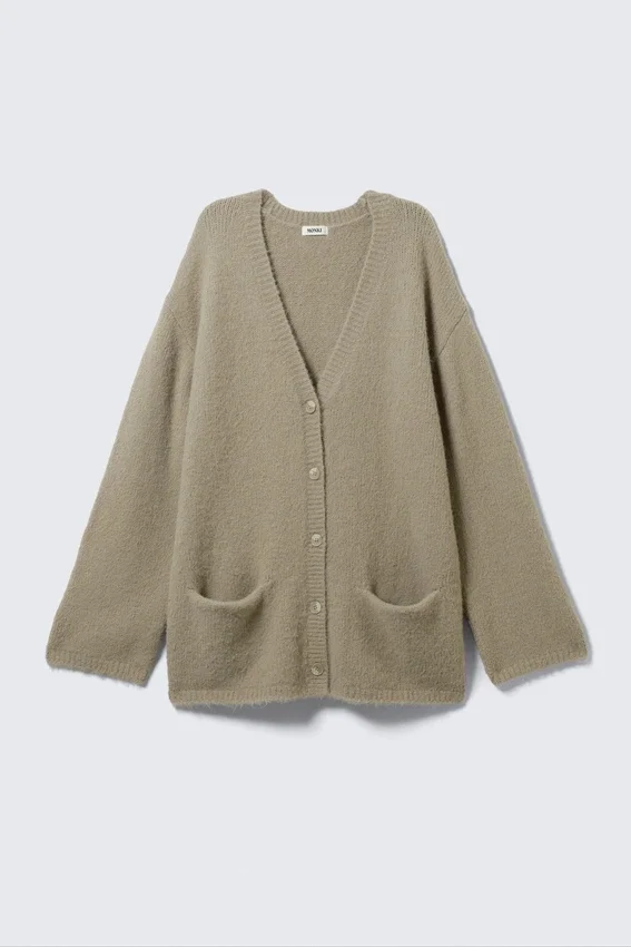 Cárdigan oversize con cuello en V – Beige empolvado Cárdigan oversize con cuello en V – Beige empolvado