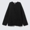 Cárdigan oversize con cuello en V – Negro Cárdigan oversize con cuello en V – Negro