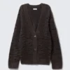 Cárdigan oversize con cuello en V – Patrón de cebra marrón oscuro Cárdigan oversize con cuello en V – Patrón de cebra marrón oscuro