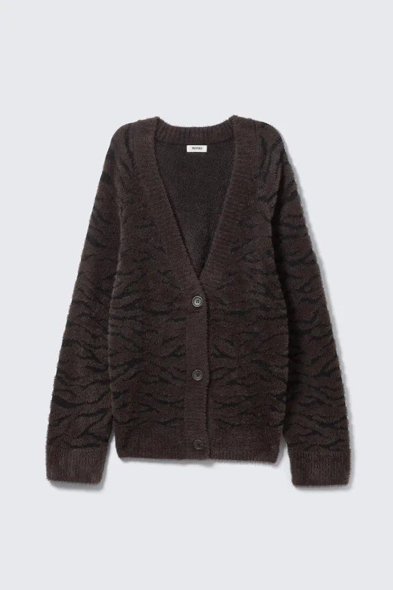 Cárdigan oversize con cuello en V – Patrón de cebra marrón oscuro Cárdigan oversize con cuello en V – Patrón de cebra marrón oscuro