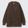Cárdigan oversize de punto de algodón con cuello en V – Marrón oscuro Cárdigan oversize de punto de algodón con cuello en V – Marrón oscuro