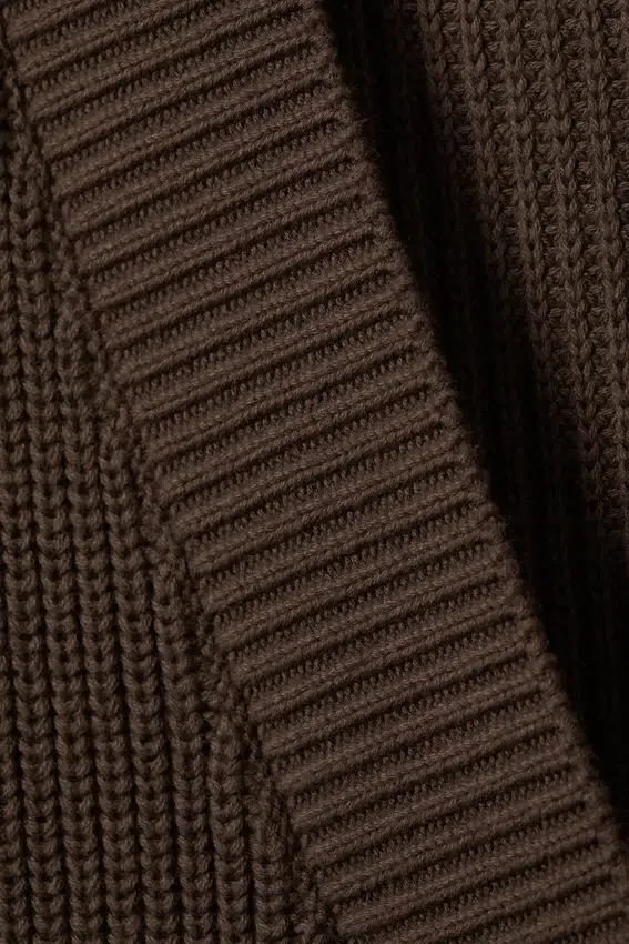 Cárdigan oversize de punto de algodón con cuello en V – Marrón oscuro Cárdigan oversize de punto de algodón con cuello en V – Marrón oscuro