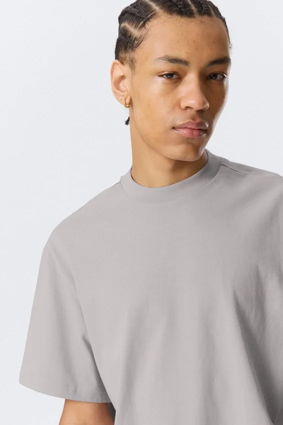 Estupenda camiseta de peso grueso – Gris claro empolvado Estupenda camiseta de peso grueso – Gris claro empolvado