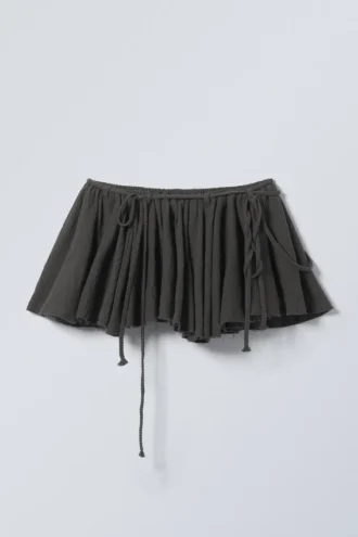 Falda acampanada de talle bajo con pliegues – Gris oscuro