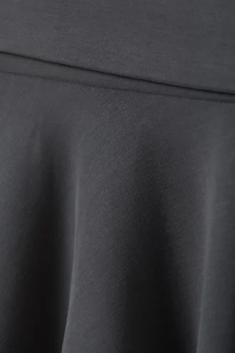 Falda acampanada de talle medio – Negro