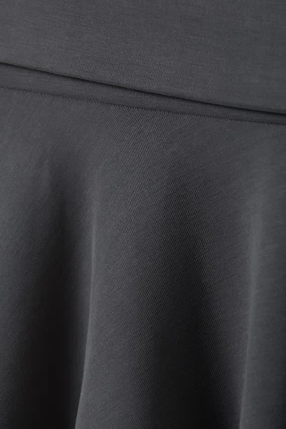 Falda acampanada de talle medio – Negro Falda acampanada de talle medio – Negro