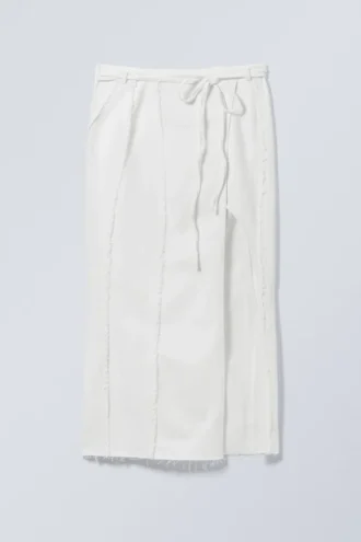 Falda cruzada maxi de denim con bordes sin rematar – Blanca