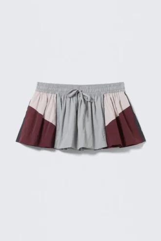 Falda de nailon de corte en A con bloques de color – Gris/Rosa/Rojo