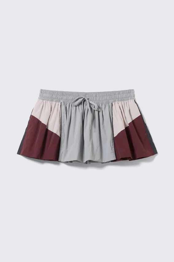 Falda de nailon de corte en A con bloques de color – Gris/Rosa/Rojo Falda de nailon de corte en A con bloques de color – Gris/Rosa/Rojo