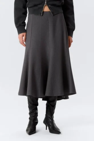 Falda midi ajustada con volumen – Rayas gris oscuro
